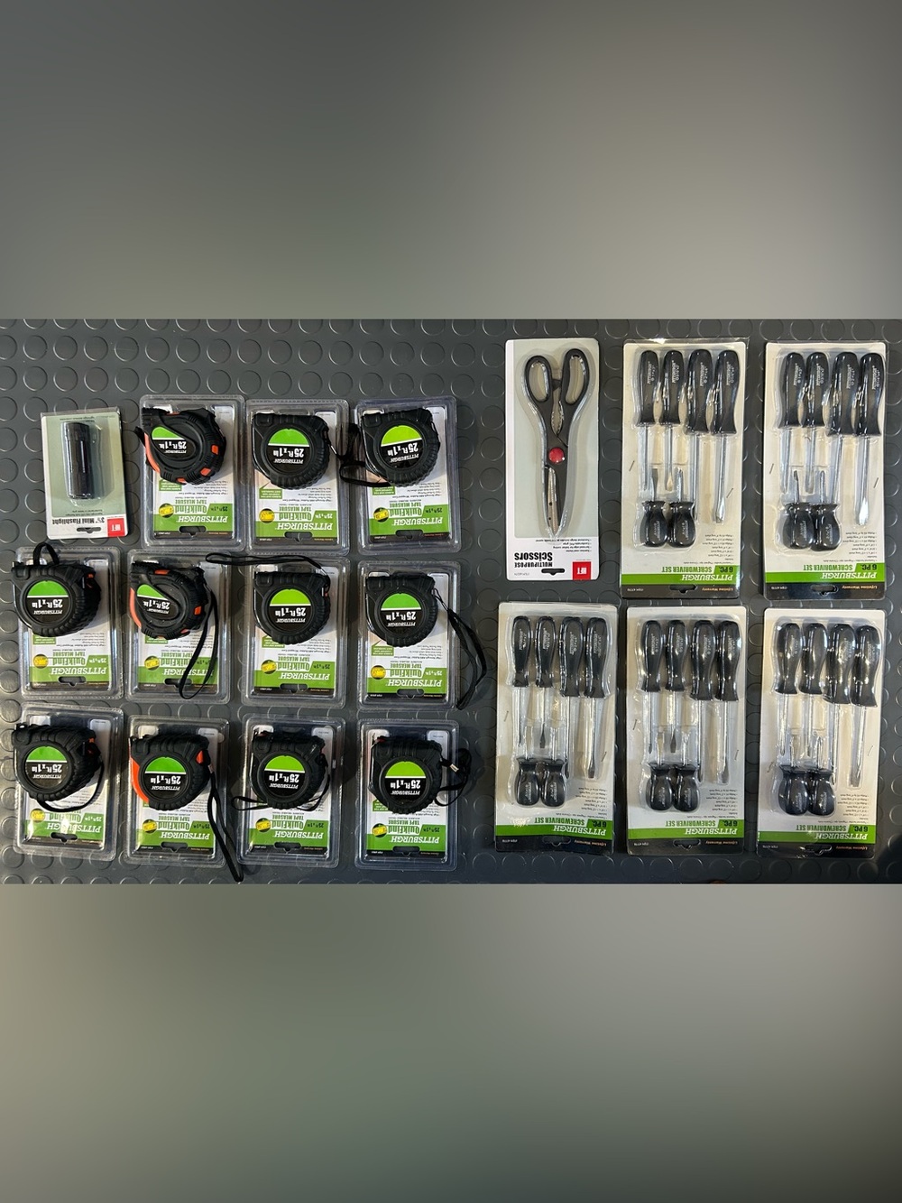 Tape Measures-11
Scissors 1
6 piece screwdriver sets 5
Mini flashlight 1